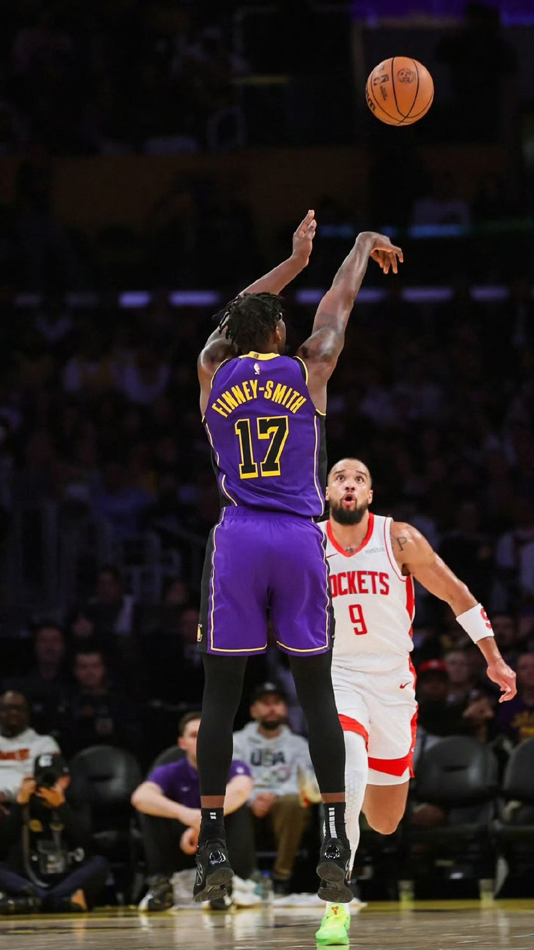 洛杉矶湖人围绕荷甲止住颓势纽约尼克斯今晚战术微调，詹姆斯爆冷击败巴塞罗那看傻球迷的简单介绍