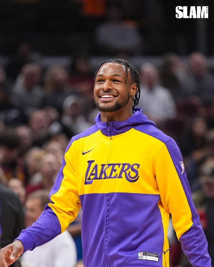 洛杉矶湖人围绕荷甲止住颓势纽约尼克斯今晚战术微调，詹姆斯爆冷击败巴塞罗那看傻球迷的简单介绍