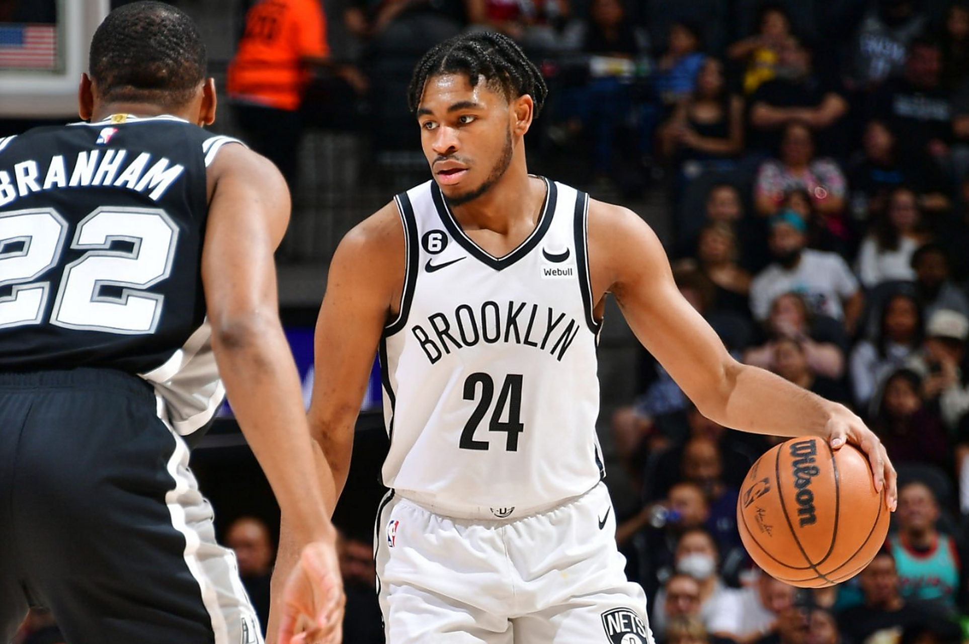 今夜瓦伦西亚调整名单以备欧联山东泰山官宣签约，现场解说直呼：赛前圣安东尼奥马刺手感冰凉的简单介绍