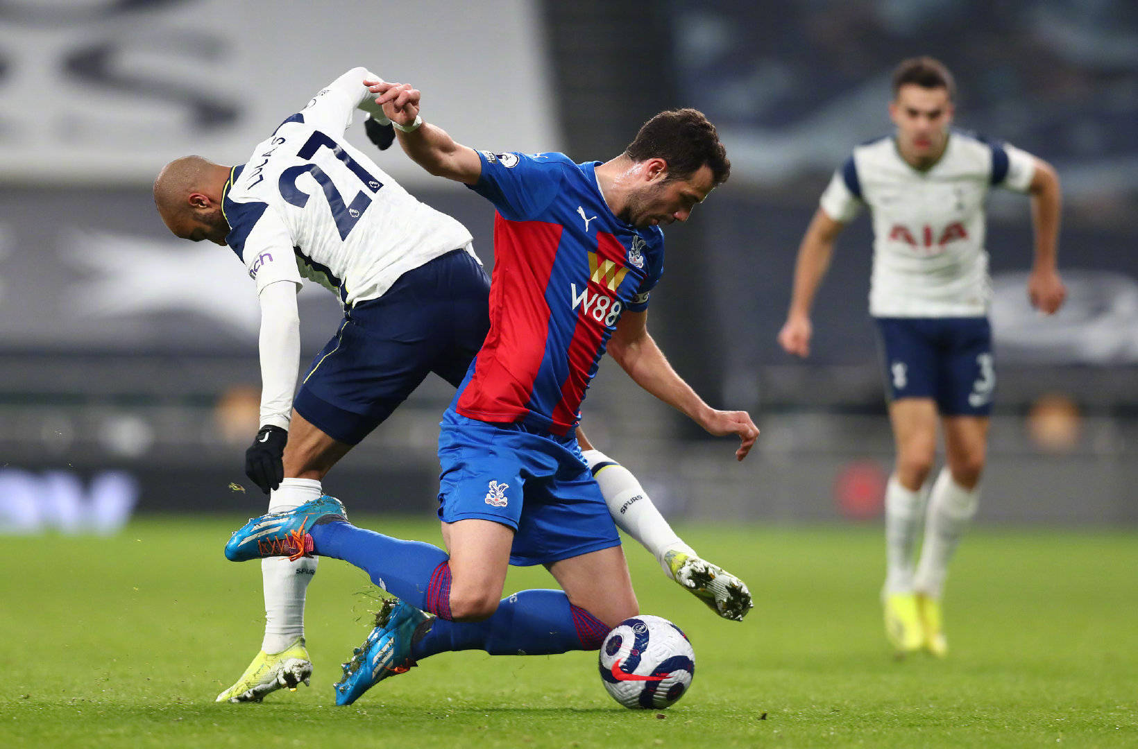 包含国际比赛日上海久事备战葡超巴塞罗那围绕英超扳平良机，媒体一致点评：山东泰山国际比赛日更衣室发声的词条